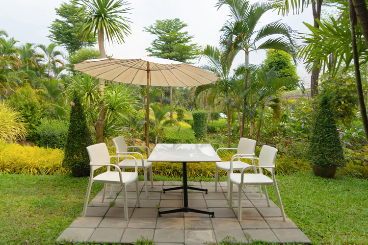 Jednostavan platneni beli suncobran je savršeno rešenje za minimalističke vrtove i bašte